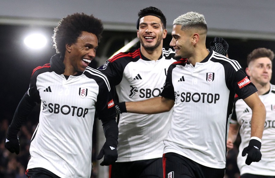 Fulham suýt gây sốc cho Liverpool